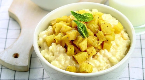 Молочный рис с яблоками и корицей
