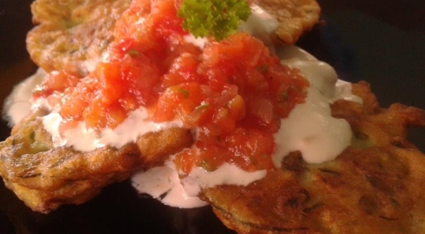 Оладьи из цуккини с теплой сальсой Оладьи из цуккини с теплой сальсой