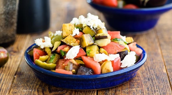 Салат из баклажанов с помидорами, брынзой и оливками Салат из баклажанов с помидорами, брынзой и оливками