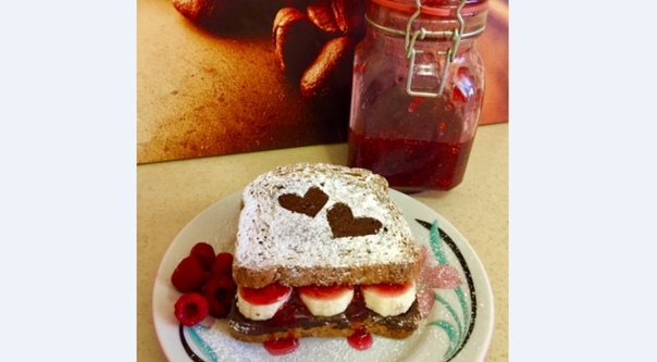 Сэндвич с бананом, малиной и шоколадом для любимого Сэндвич с бананом, малиной и шоколадом для любимого