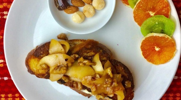 Французские жареные сэндвичи (тосты) с сыром Филадельфия и зелеными яблоками Французские жареные сэндвичи (тосты) с сыром Филадельфия и зелеными яблоками