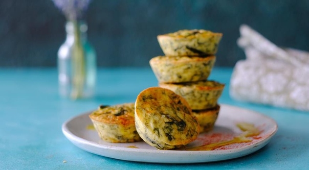 Мини-фриттаты с творогом и зеленым луком