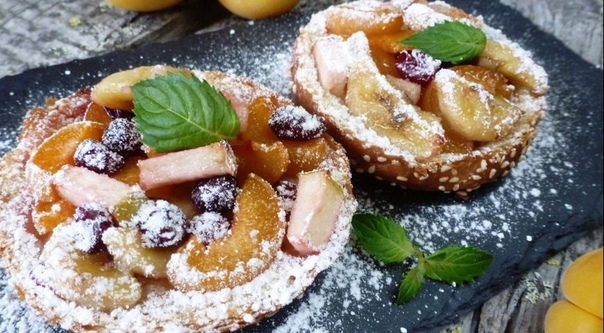 Горячие бутерброды с фруктами и ягодами