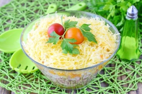 САЛАТ С КУРИНОЙ ПЕЧЕНЬЮ И СОЛЕНЫМИ ОГУРЦАМИ