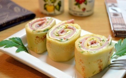 Блинные рулеты с начинкой из ветчины и сыра