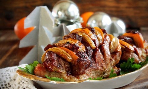 Мясо, запеченное с хурмой, яблоком и луком Мясо, запеченное с хурмой, яблоком и луком