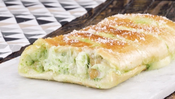 Стромболи с моцареллой и руколой