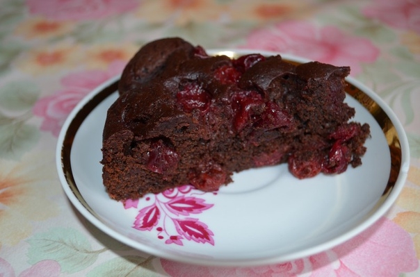 Круглый брауни с вишней
