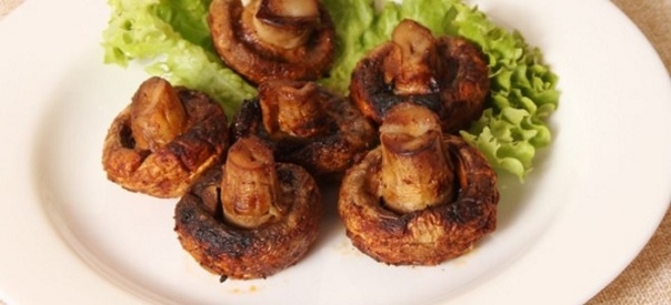 Грибы на решетке на мангале Грибы на решетке на мангале