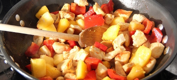 Куриное филе с ананасами на сковороде Куриное филе с ананасами на сковороде