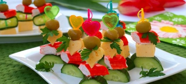 Канапе с крабовыми палочками на шпажках
