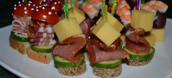 Канапе мясное на шпажках