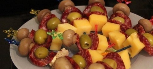 Канапе с грибами на шпажках