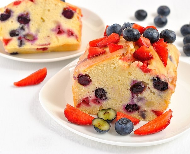Кекс с клубникой и голубикой