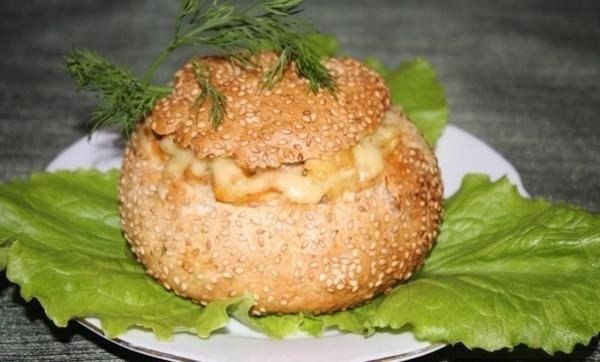 Салат Счастье дракона с мясом и картофелем в булочке Салат Счастье дракона с мясом и картофелем в булочке