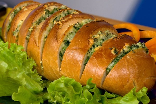 Хрустящий батон с чесноком и сыром Хрустящий батон с чесноком и сыром