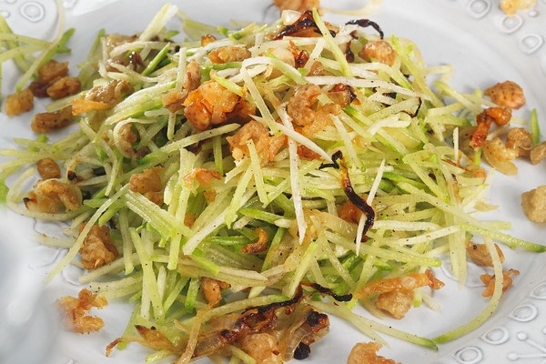 Редька с куриными шкварками и луком