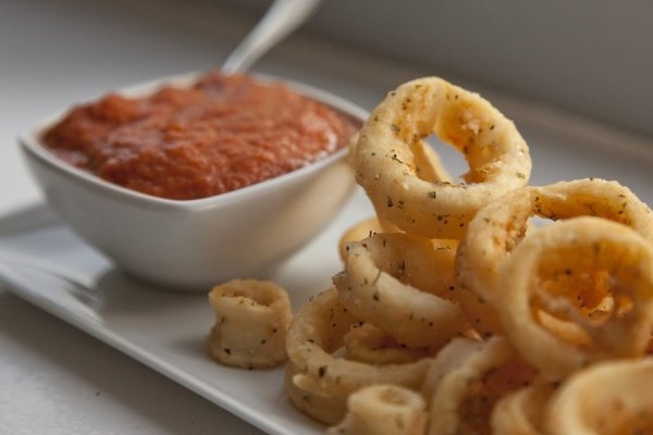 Кольца кальмаров с острым соусом по-домашнему