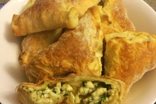 Луковые пирожки из слоеного теста