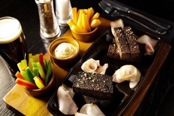 Бородинские гренки с чесночным маслом в духовке