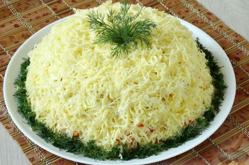 Сытный салат с куриной грудкой и сухариками