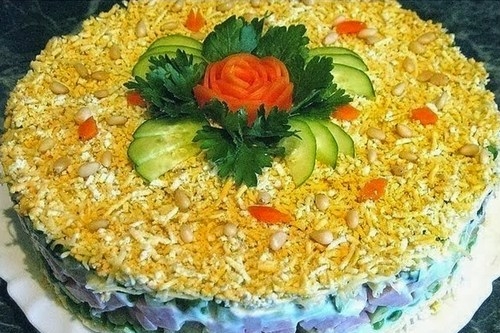 Слоеный салат с авокадо, ветчиной и огурцом