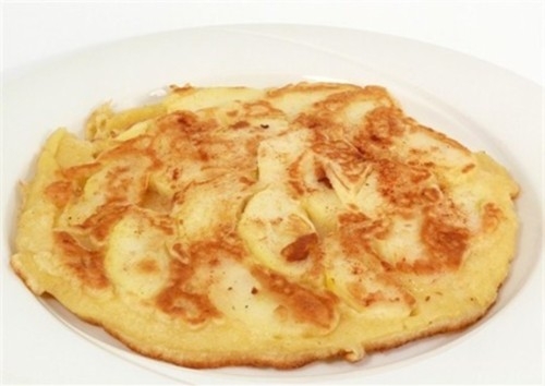 Сладкий омлет с яблоками в глазури