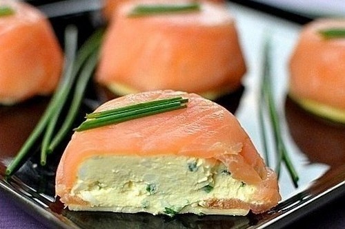 Закуска из копченого лосося и сливочного сыра