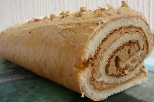 Простой рулет со сгущенкой к чаю