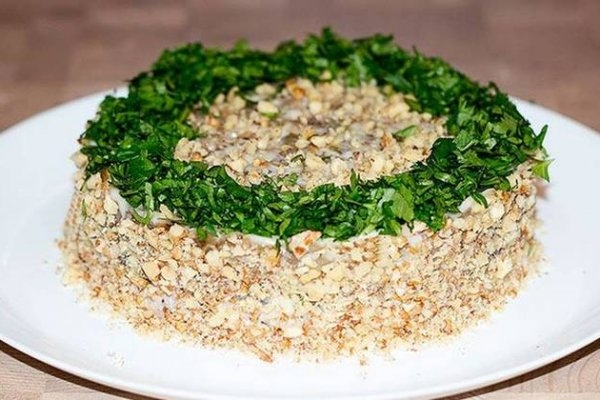 Слоеный салат с говядиной, баклажанами и черносливом