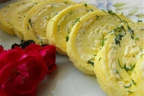 Закусочный рулет из омлета с сыром