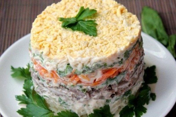 Слоеный салат с печенью и сыром