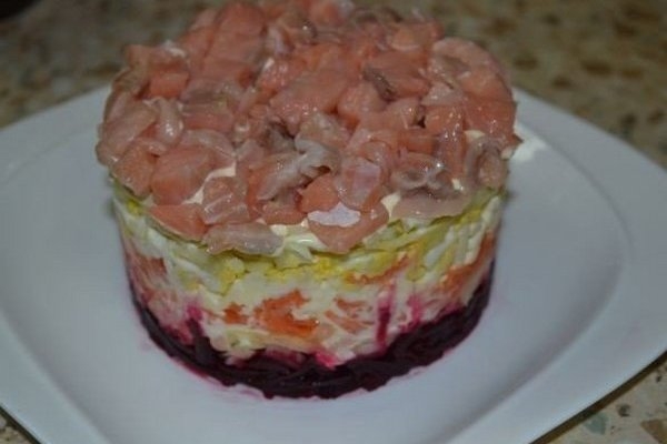 Шуба по-царски с лососем и яблоком