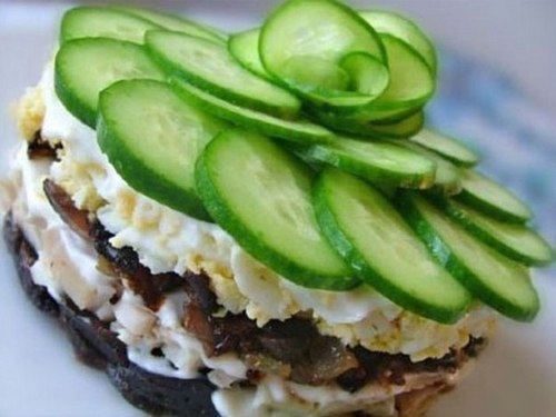 Куриный салат «Меркурий» с грибами и черносливом