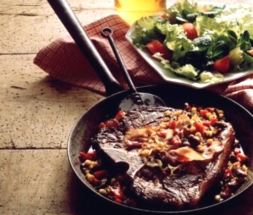 Говяжий стейк с фасолевым пюре и маслинами