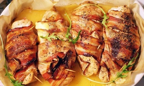 Запеченное в беконе куриное филе с сыром