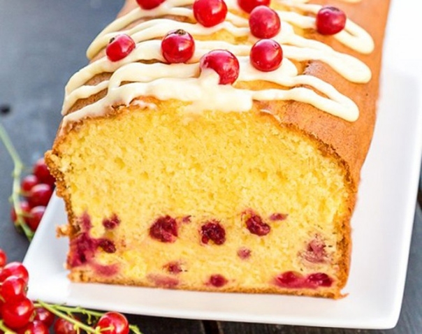 Пирожные с белым шоколадом и ягодами