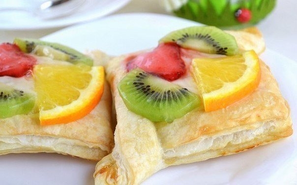 Слойки с кремом и фруктами