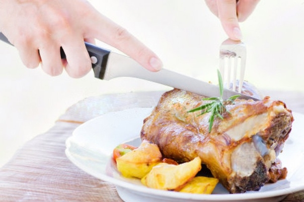 Запеченная телячья ножка с картофелем