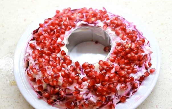 Салат "Гранатовый браслет" с курицей