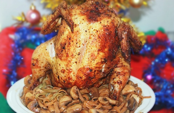 Сочная курица в духовке с лапшой, грибами и яблоками