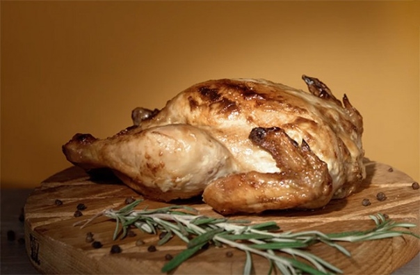 Запеченная курица с чесноком и розмарином