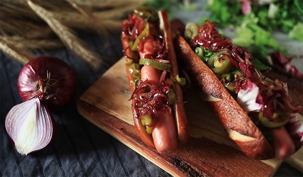 Хот-дог с карамелизированным луком
