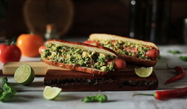 Хот-дог с авторской сальсой