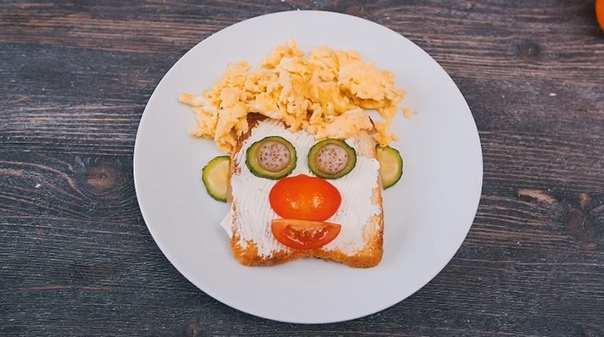 Тосты с яичницей на завтрак