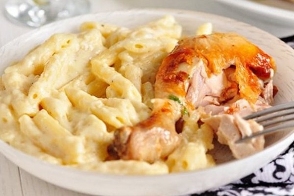 Жареная курочка с пастой пенне и соусом