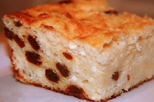Запеканка из творога с манкой и изюмом
