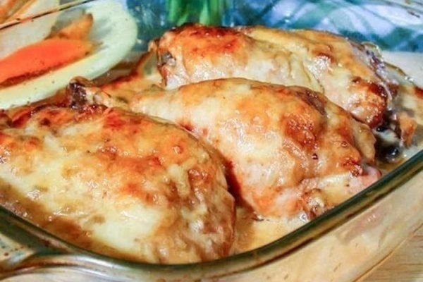 Курица в белом вине под сырным соусом