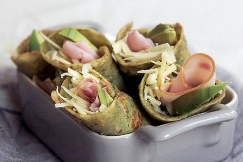 Блины песто с ветчиной и авокадо