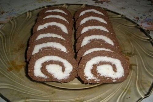 Сладкий шоколадно-кокосовый рулет